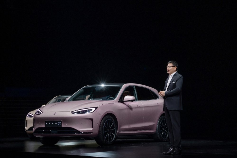 赛力斯汽车与华为联合设计首款纯电车型问界M5 EV正式发布 